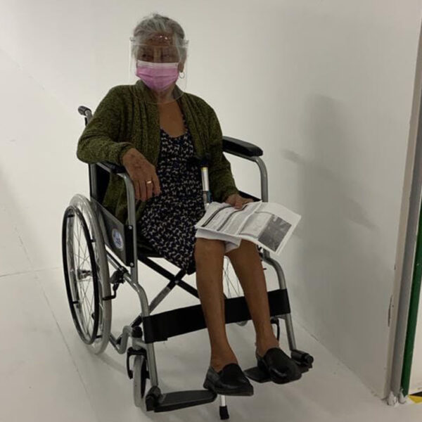 Vacunación contra covid-19 deja dolor de cabeza a octogenaria en Cancún