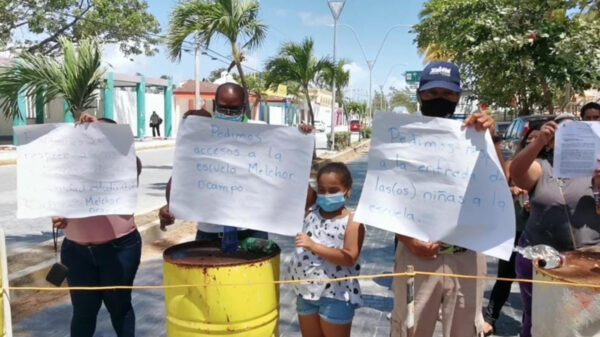 Padres de familia protestan por remodelación en Puerto Juárez