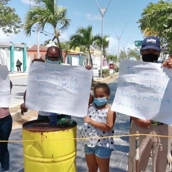Padres de familia protestan por remodelación en Puerto Juárez