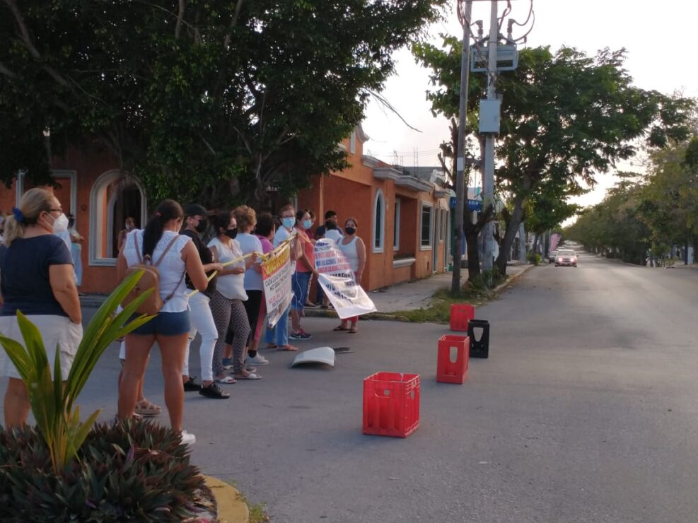 Vecinos cierran calle en la región 93 de Cancún