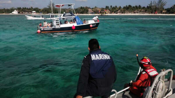 Rescata SEMAR a 14 personas a la deriva en mar de Cozumel