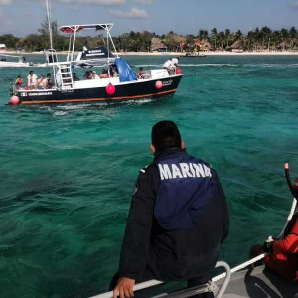 Rescata SEMAR a 14 personas a la deriva en mar de Cozumel