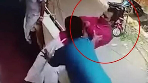 ¡No le tocaba! Salvan a sujeto de caer al vacío desde un balcón