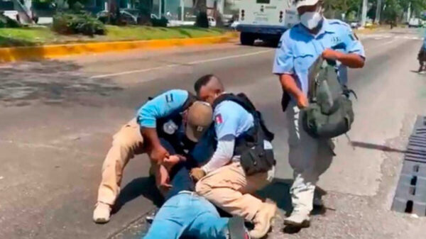 Someten de manera violenta policías de Acapulco a sujeto
