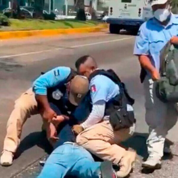 Someten de manera violenta policías de Acapulco a sujeto