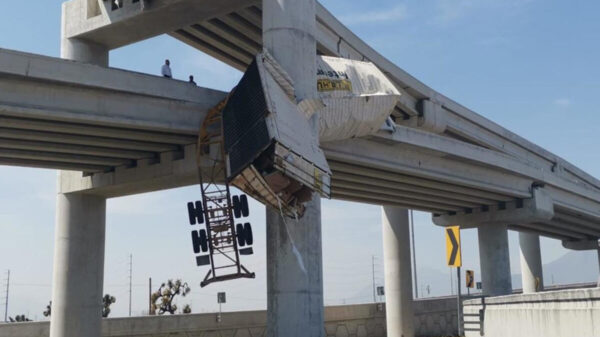 Queda colgado de un puente ¡Se salvó de milagros!
