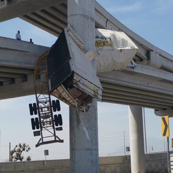 Queda colgado de un puente ¡Se salvó de milagros!