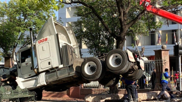 Por ir a exceso de velocidad termina dentro del parque