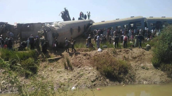 Choque de trenes deja al menos 32 muertos en Egipto