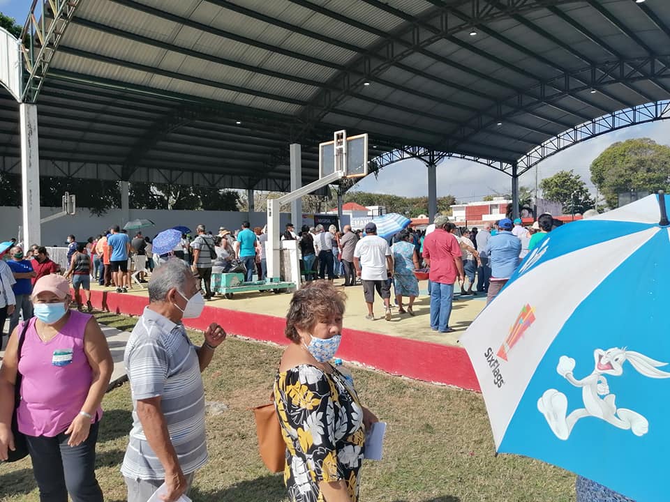 Enormes filas de adultos mayores por la vacuna anti Covid-19 en Chetumal.