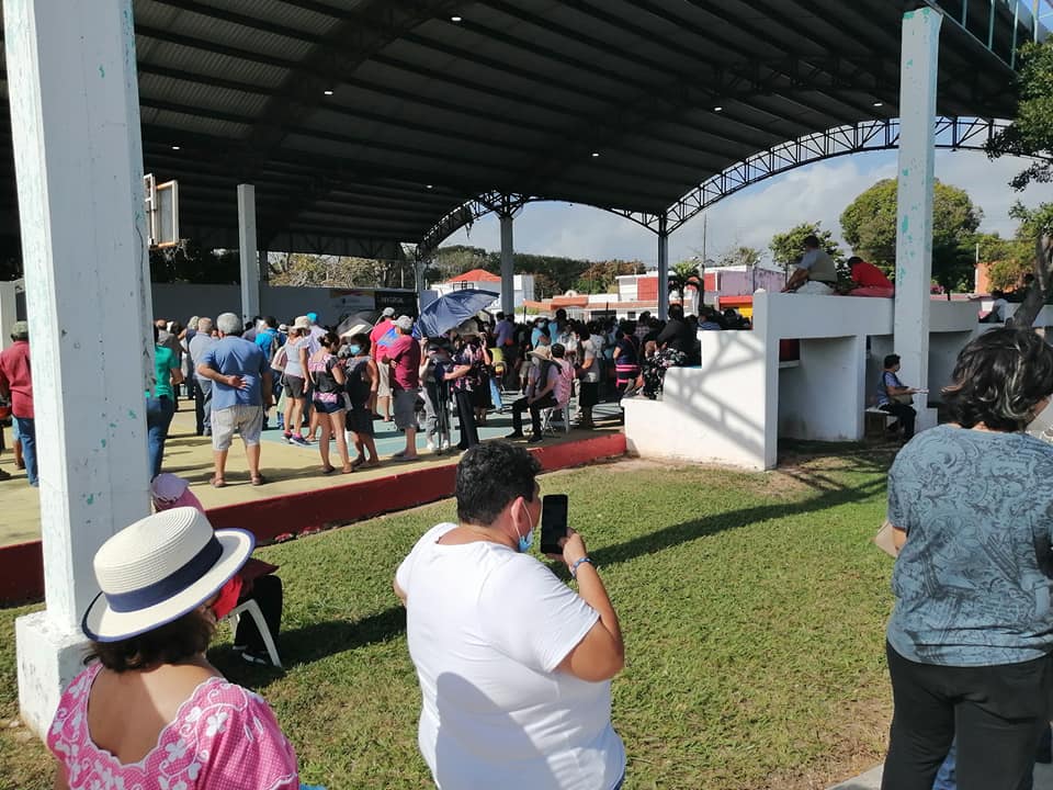 Aspectos de la gran cantidad de personas que acudieron a ser incoluadas contra el Covid-19.