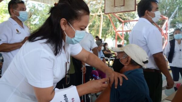 Enormes filas de adultos mayores por la vacuna anti Covid-19 en Chetumal