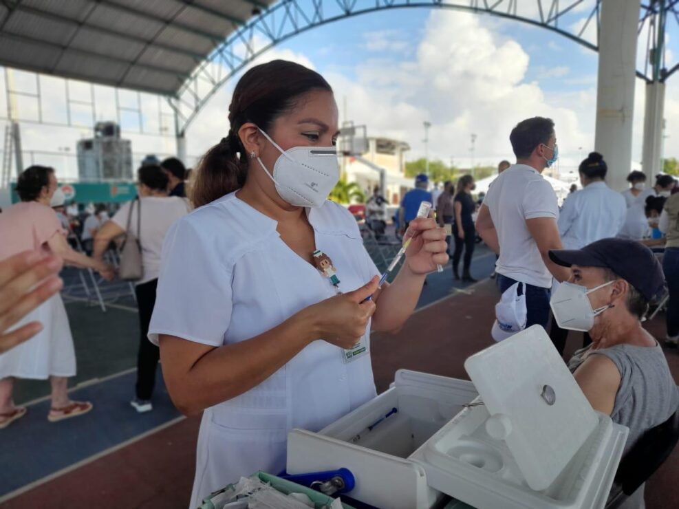 Vacunación contra covid-19 deja dolor de cabeza a octogenaria en Cancún