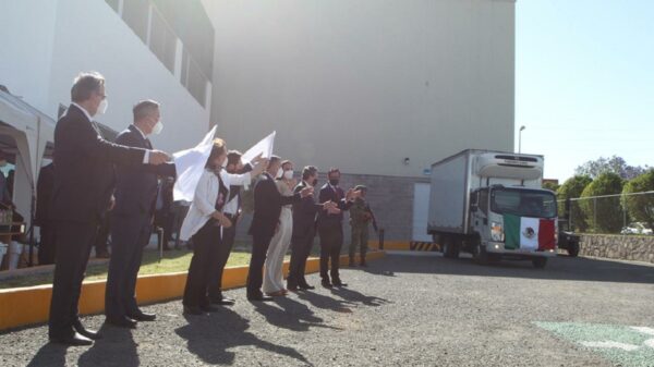 Inicia distribución de la vacuna china envasada en México