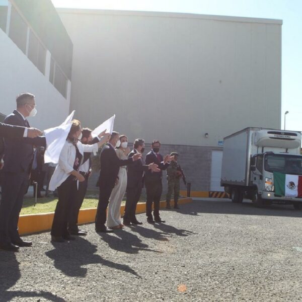 Inicia distribución de la vacuna china envasada en México