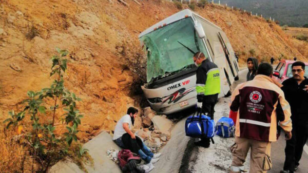 Volcadura de autobús de pasajeros deja siete muertos en Toluca