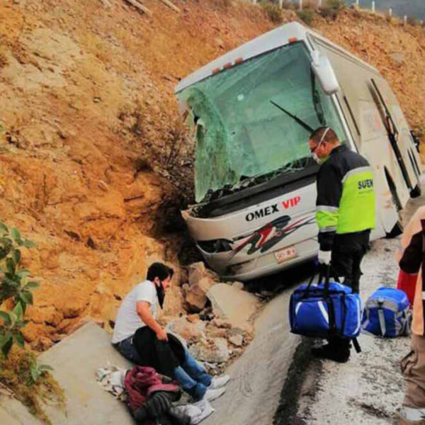 Volcadura de autobús de pasajeros deja siete muertos en Toluca