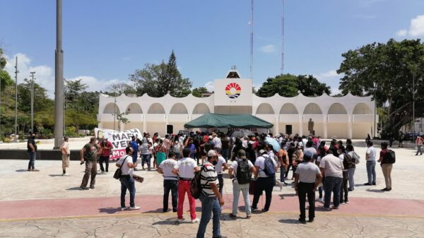Protestan morenistas en demanda que se disuelva la coalición con el Partido Verde.