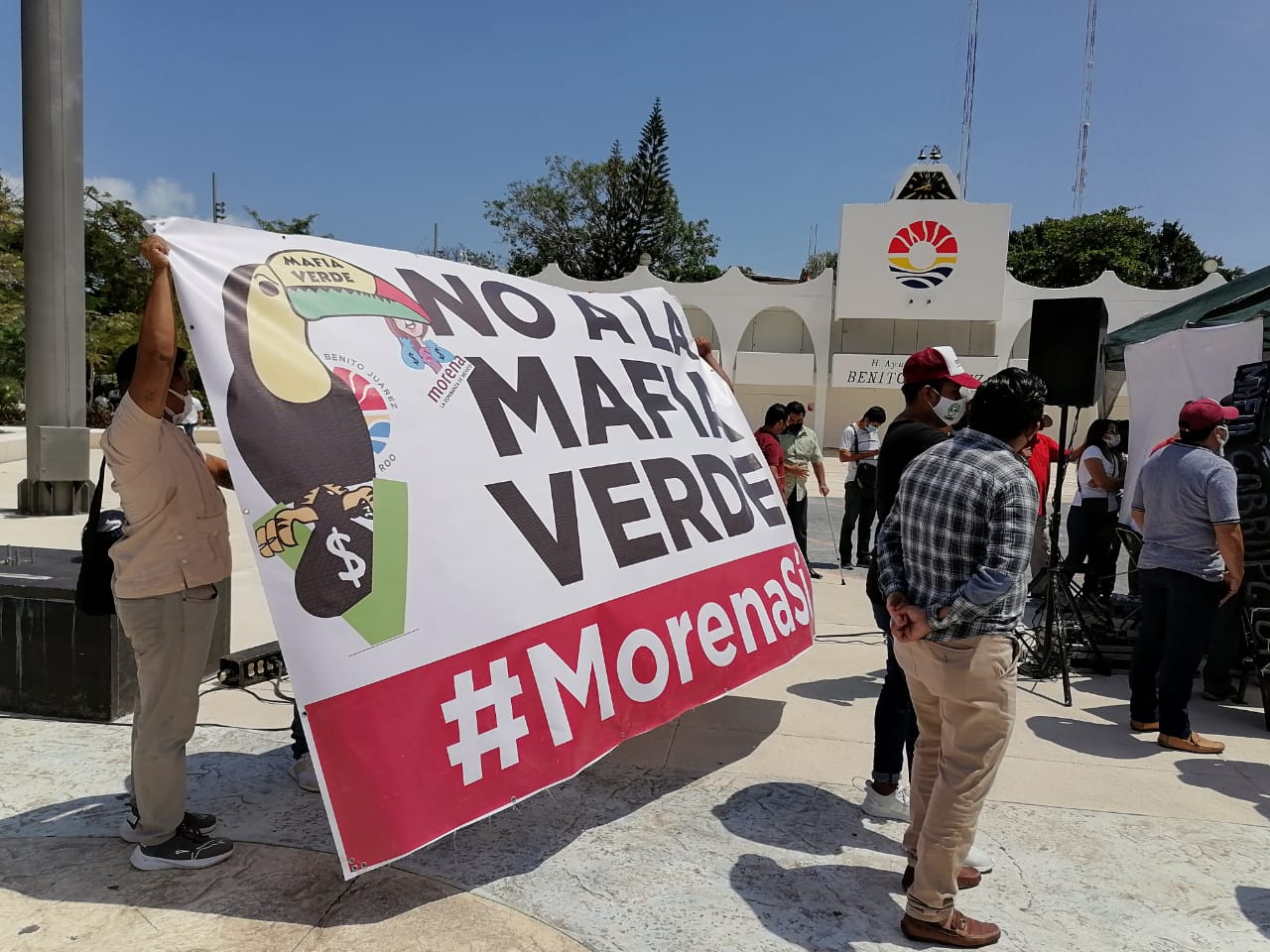 Protestan morenistas en demanda que se disuelva la coalición con el Partido Verde; amagan con plantón frente al Palacio Municipal, si no hay respuestas favorables.