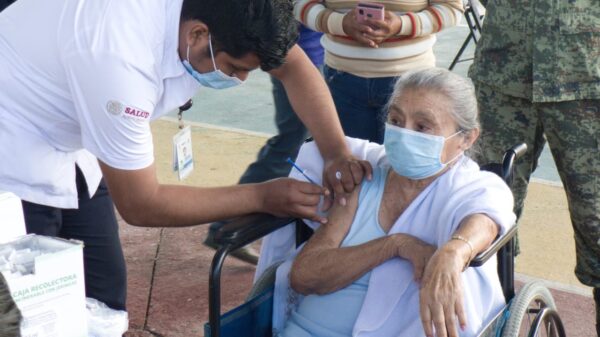 Adultos mayores de Lázaro Cárdenas recibirán en abril segunda dosis contra Covid-19.