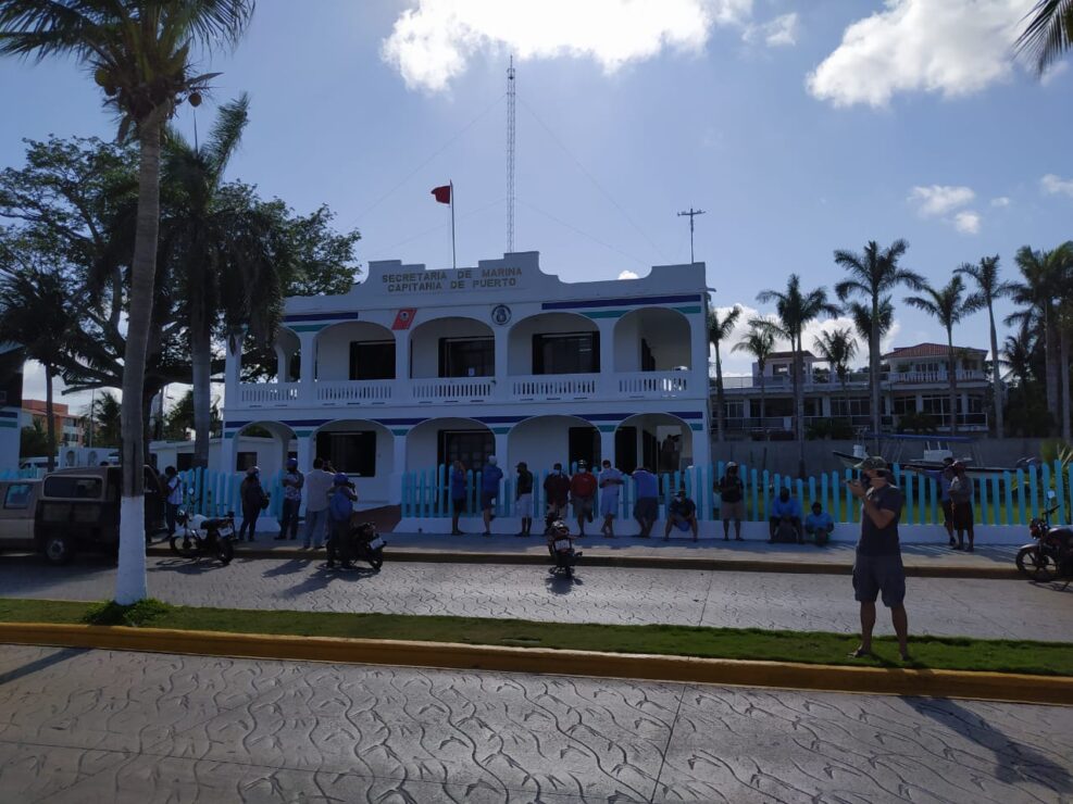 En Cozumel protestan prestadores de servicios turísticos por el cierre del puerto; critican que funcionaria tome decisiones desde su escritorio.