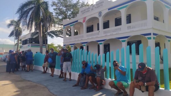 En Cozumel protestan prestadores de servicios turísticos por el cierre del puerto.