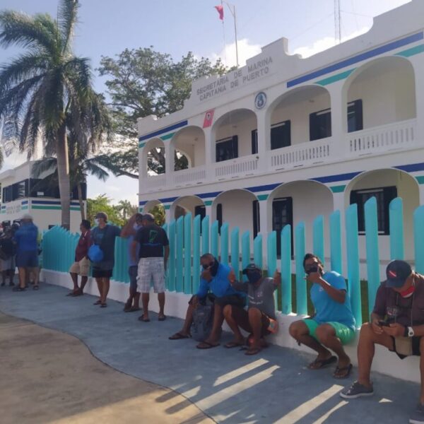 En Cozumel protestan prestadores de servicios turísticos por el cierre del puerto.