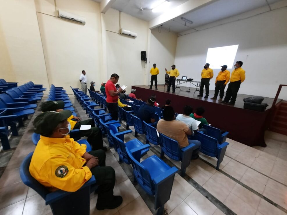 Combatientes de compensación ambiental participar en taller de manejo de fuego; previenen autoridades incendios forestales en Kantunilkín.