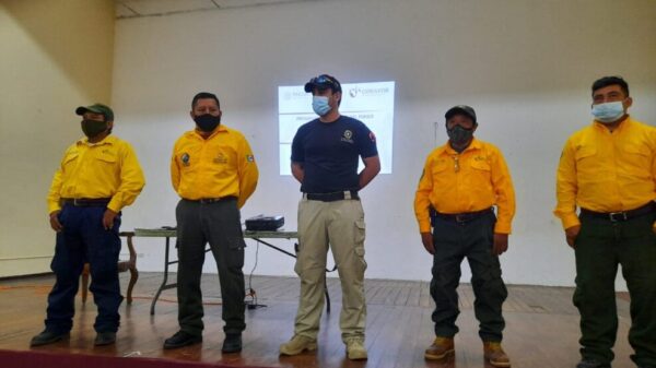 Combatientes de compensación ambiental participar en taller de manejo de fuego.