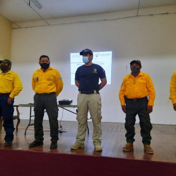 Combatientes de compensación ambiental participar en taller de manejo de fuego.
