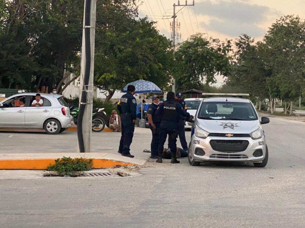 Brutalidad policiaca deriva en la muerte de una mujer en Tulum; agentes usaron la fuerza excesiva aun cuando la mujer estaba tirada y esposada.