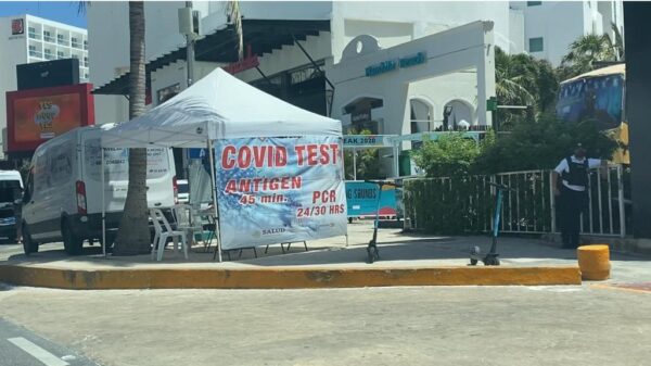 Ofrecen pruebas Covid a bañistas y turistas de Cancún.