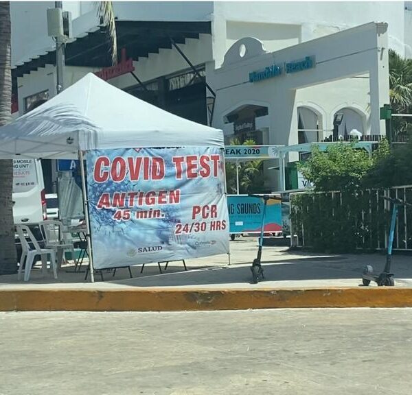 Ofrecen pruebas Covid a bañistas y turistas de Cancún.