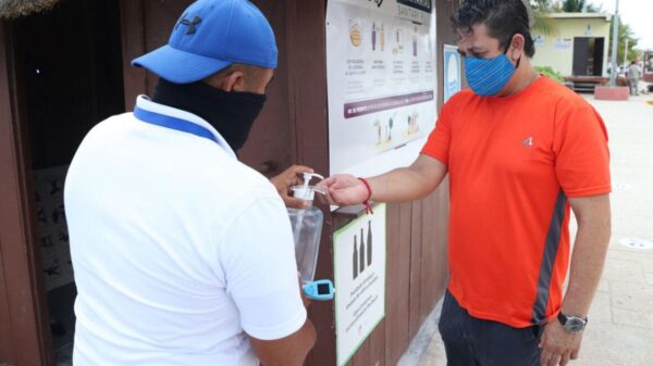 Aplican medidas sanitarias contra Covid en playas de Cancún.
