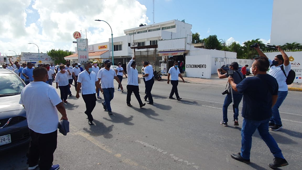 Protestan taxistas por concesiones a mototaxis en Othón P. Blanco; exigen al edil Otoniel Segovia Martínez que les dé una explicación.