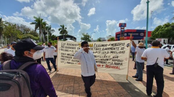 Protestan taxistas por concesiones a mototaxis en Othón P. Blanco.