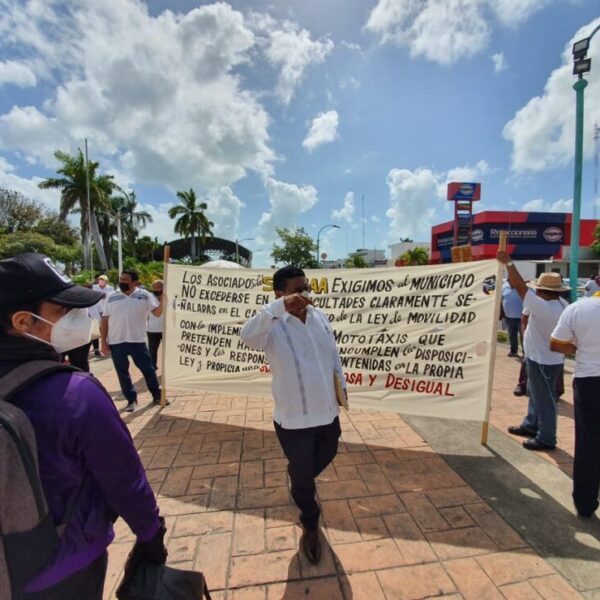 Protestan taxistas por concesiones a mototaxis en Othón P. Blanco.