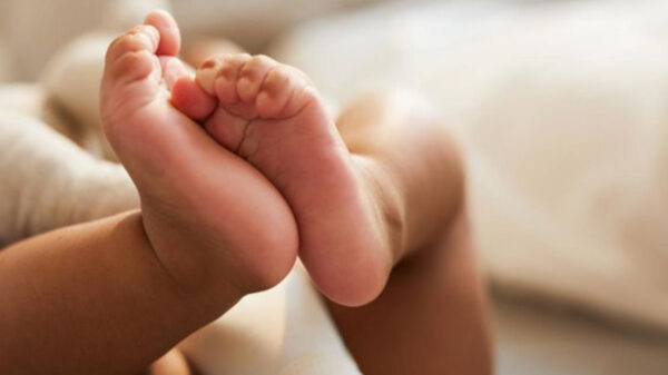 Contestación ha causado la historia de una mujer en Reino Unido, quien dejó a su bebé sola para irse de fiesta y murió de hambre