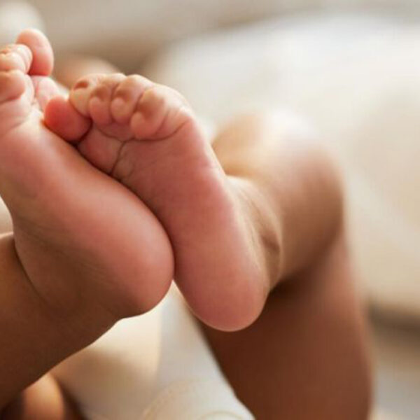 Contestación ha causado la historia de una mujer en Reino Unido, quien dejó a su bebé sola para irse de fiesta y murió de hambre