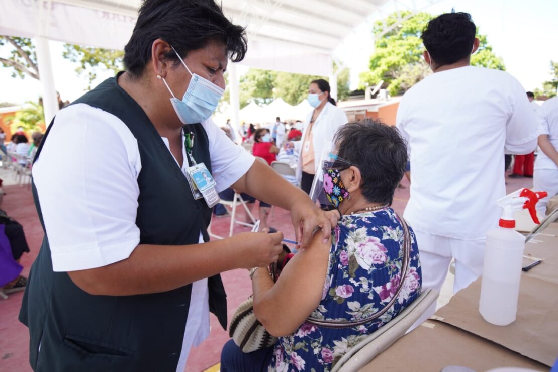 La vacunación disminuirá el riesgo de contagios, pero no debemos relajar medidas y hábitos: Carlos Joaquín