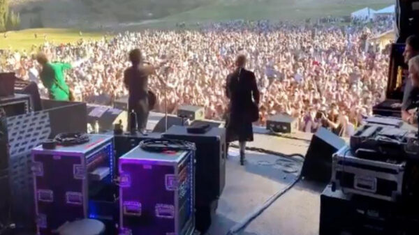 Sin sana distancia y sin cubrebocas se realizó un concierto masivo en Nueva Zelanda, en donde se dieron cita miles de fanáticos