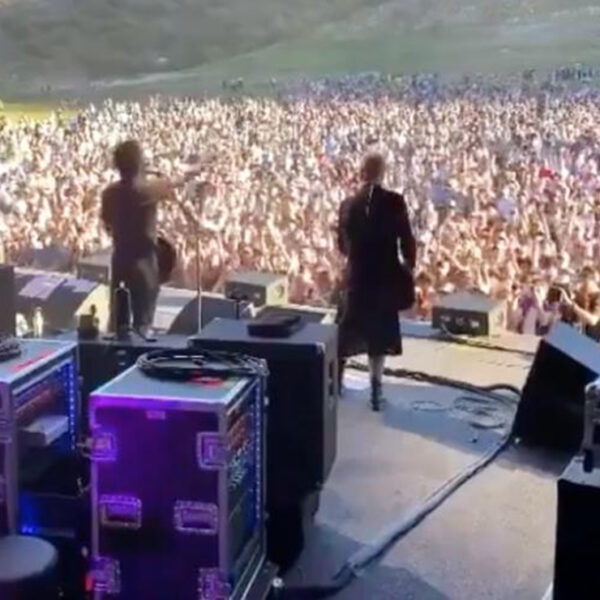 Sin sana distancia y sin cubrebocas se realizó un concierto masivo en Nueva Zelanda, en donde se dieron cita miles de fanáticos