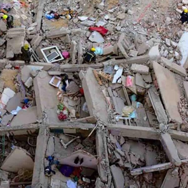 Mueren 18 personas tras derrumbe de edificio en El Cairo