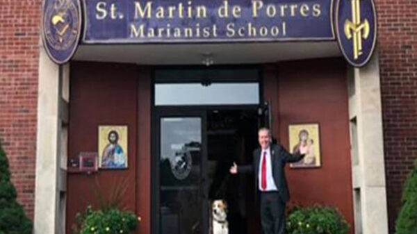 En una escuela católica ubicada Nueva York, Estados Unidos, suspenden a director por obligar a un estudiante a pedirle perdón de rodillas