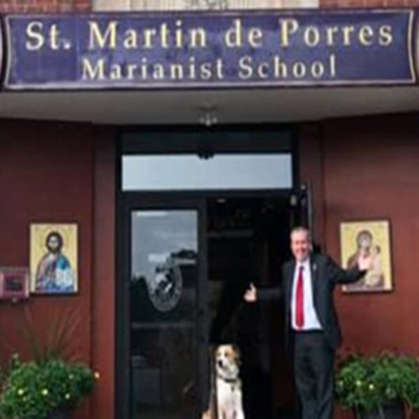 En una escuela católica ubicada Nueva York, Estados Unidos, suspenden a director por obligar a un estudiante a pedirle perdón de rodillas