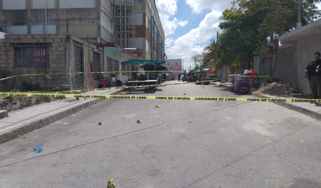 Cancún: Ejecutan a balazos a un hombre en tianguis