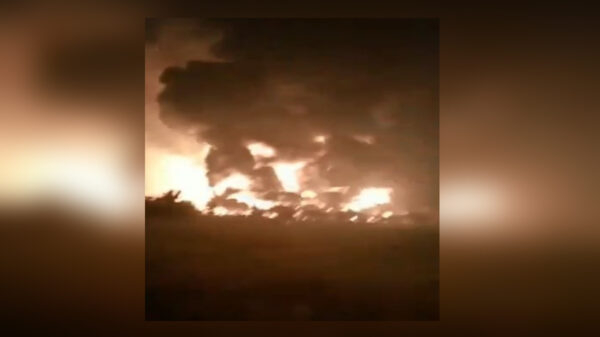 Un devastador incendio se registró este domingo en las instalaciones de una refinería de petróleo en Indonesia