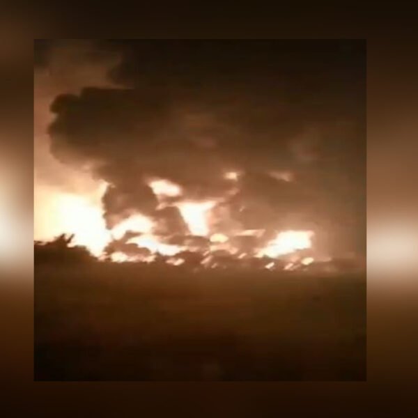 Un devastador incendio se registró este domingo en las instalaciones de una refinería de petróleo en Indonesia