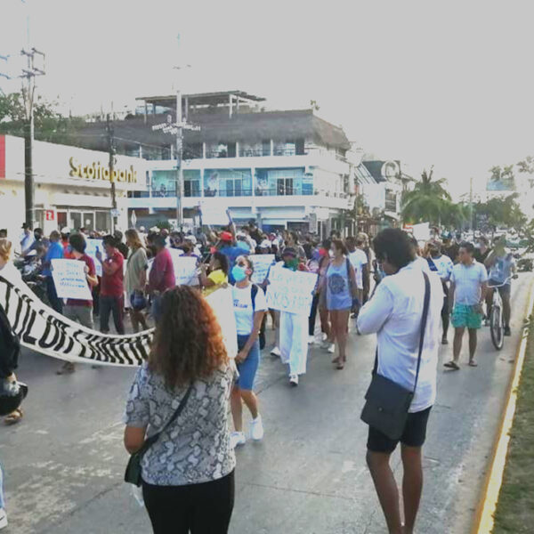 En protesta por la muerte de una mujer a manos de agentes de la Policía Municipal, un grupo de ciudadanos realizaron una manifestación en Tulum