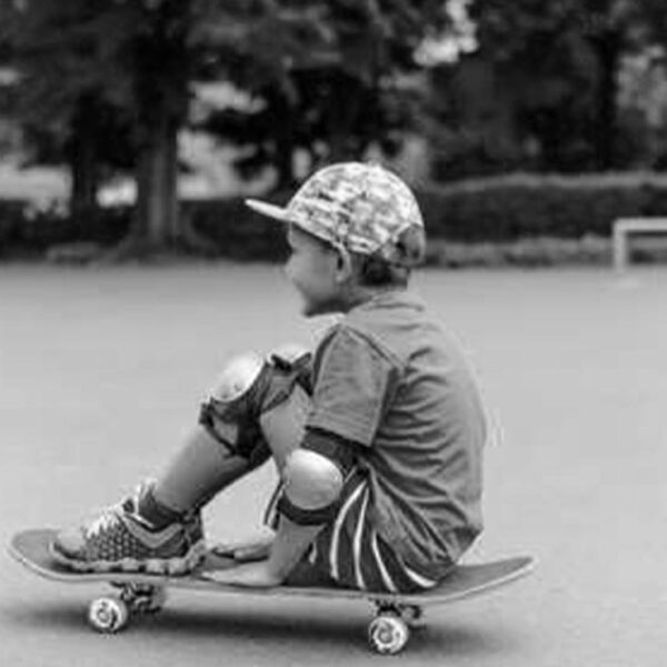 Balean a dos niños mientras jugaban con patineta en Filadelfia